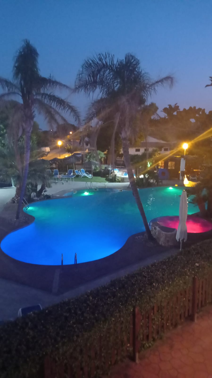 Piscina Doradas por la noche